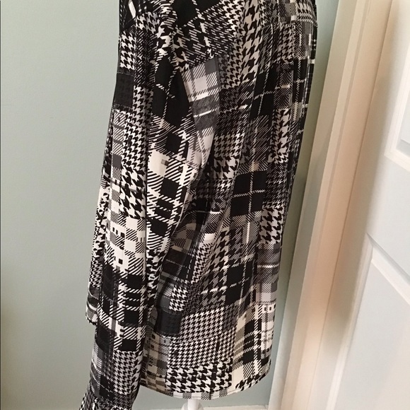 NWT Black geometric print long sleeve blouse - Picture 2 of 2